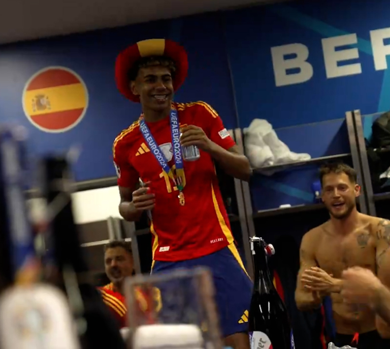 Cervezas gigantes, la "Potra Salvaje" y bailes para celebrar la cuarta Eurocopa: así lo vivió el vestuario de España