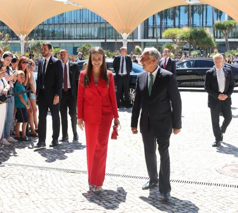 La princesa Leonor causa sensación en su primer viaje oficial en Lisboa