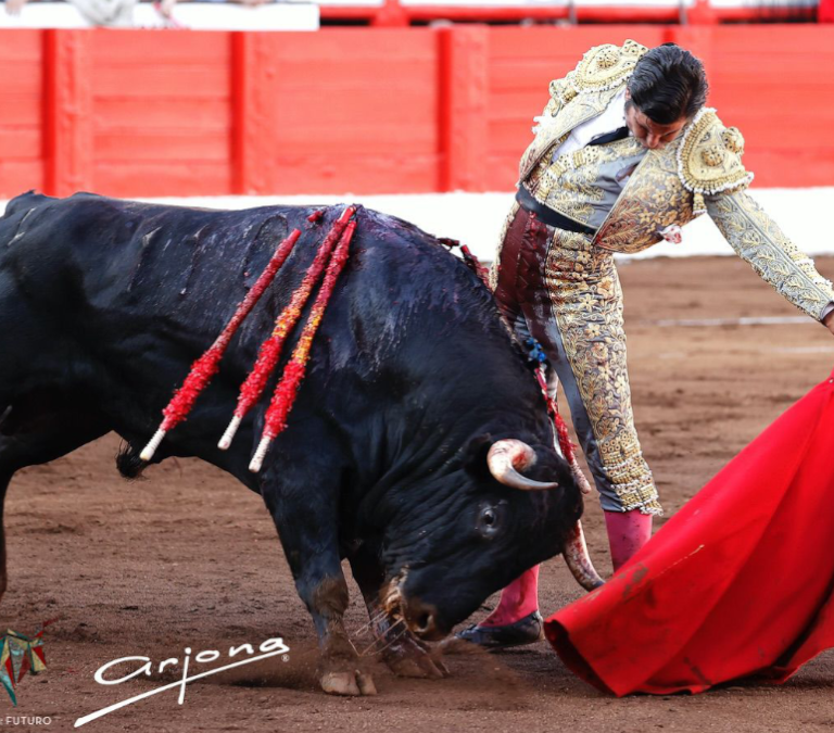 Morante reaparece a hombros en Santander junto a Ponce y Adrián