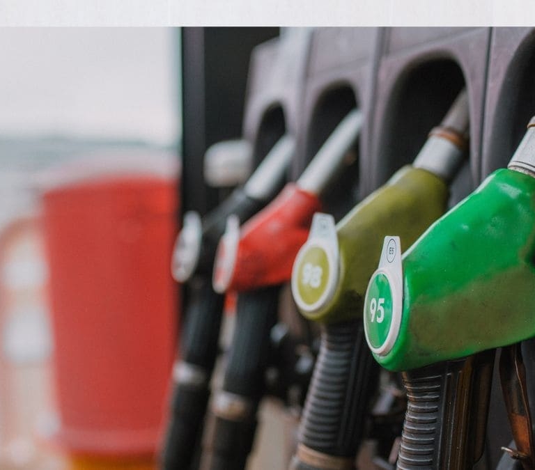 El diésel y la gasolina suben de precio a las puertas de Semana Santa pese al desplome del petróleo