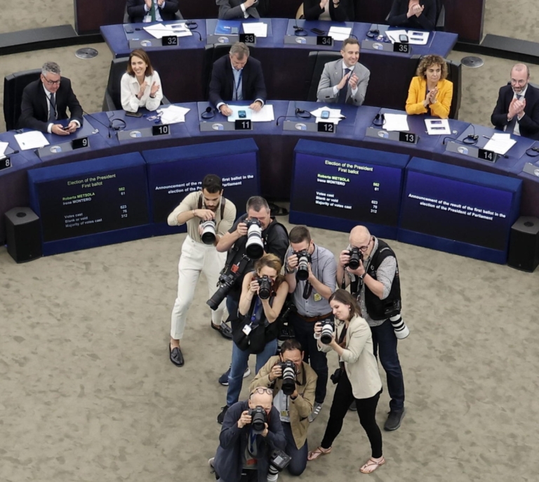 Pandereta, violines y trajes de colores en el arranque de la legislatura europea