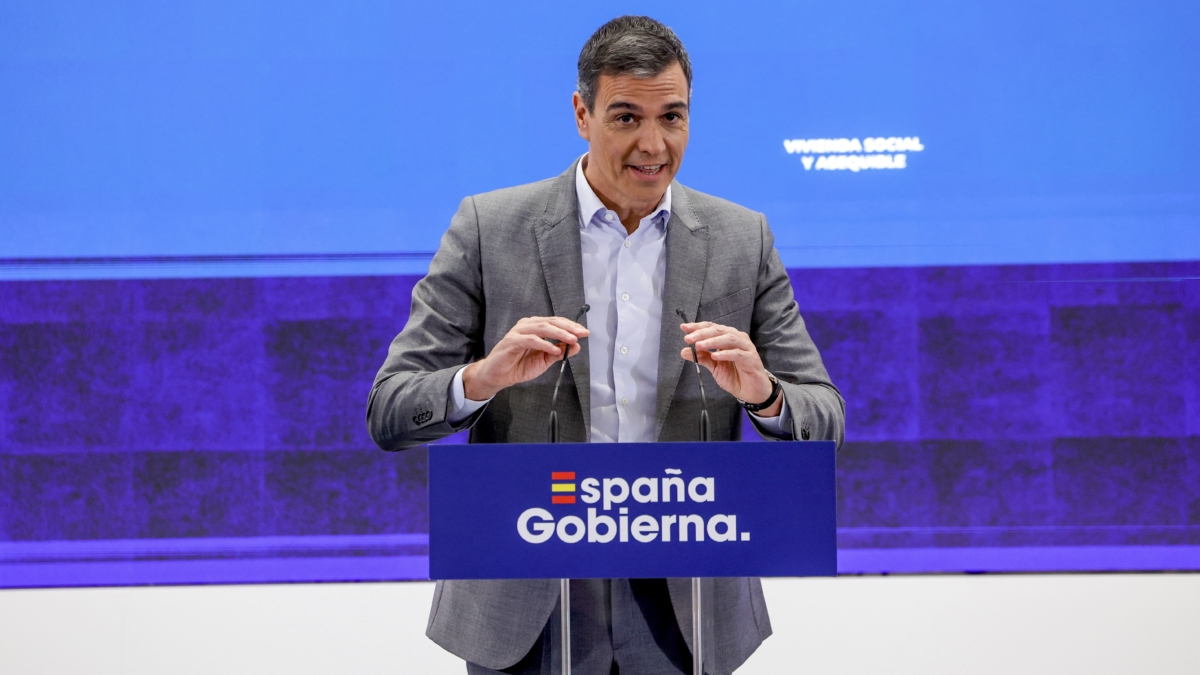El presidente del Gobierno, Pedro Sánchez , interviene tras la firma de convenios entre los ministerios de Vivienda y Economía y el Instituto de Crédito Oficial (ICO), este lunes en Madrid.