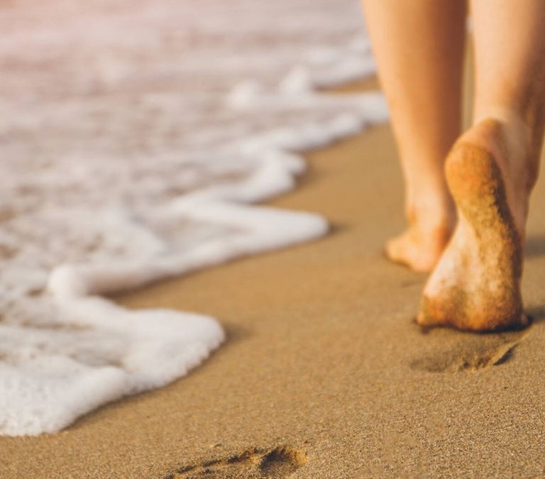 Por qué es bueno caminar por la playa