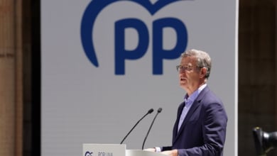 Feijóo desoye a Abascal y las comunidades del PP aceptarán la reubicación de 400 menores inmigrantes