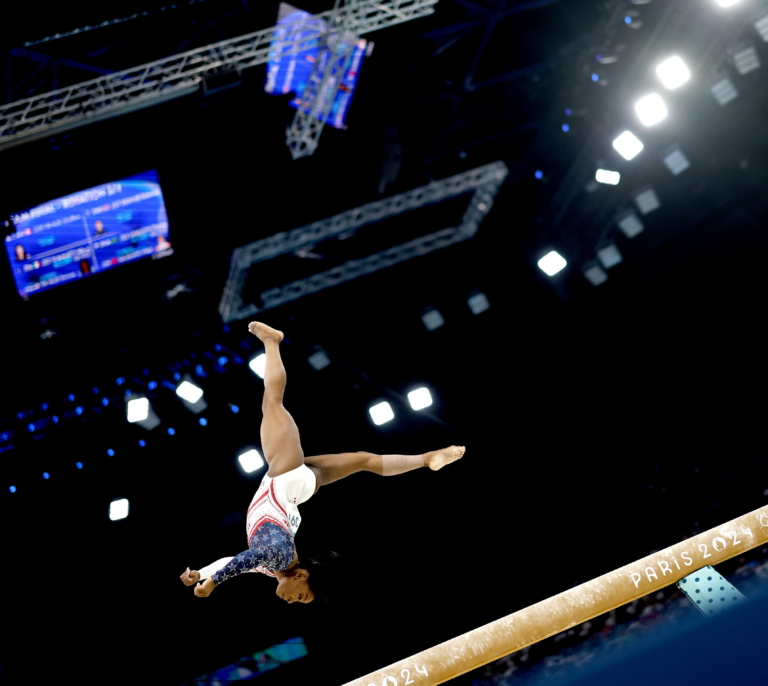 Biles conduce a Estados Unidos al oro por equipos en los Juegos Olímpicos