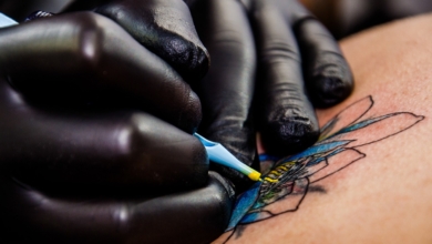Detectan bacterias en el maquillaje y la tinta de los tatuajes que "podrían ser una fuente de infecciones"