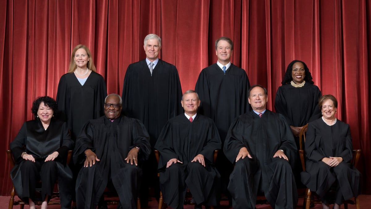En la fila de arriba, de izquierda a derecha, Amy Coney Barrett, Neil M. Gorsuch, Brett M. Kavanaugh y Ketanji Brown Jackson. En la de abajo, Sonia Sotomayor, Clarence Thomas, John G. Roberts, Jr., Samuel A. Alito, Jr. y Elena Kagan.