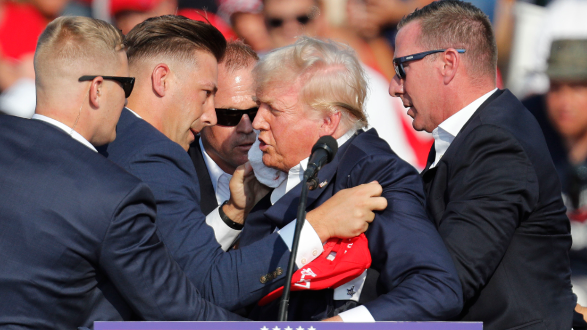 El expresidente y candidato republicano Donald Trump es rodeado por los agentes del Servicio Secreto después de recibir un disparo en el mitin celebrado en Butler, Pensilvania.