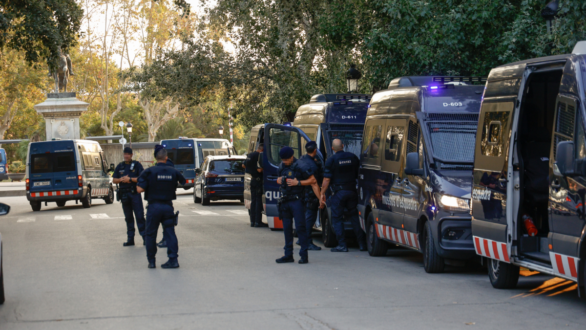 Los Mossos d'Esquadra se han desplegado a las seis de la mañana de este jueves en el Parlament por la investidura de Salvador Illa