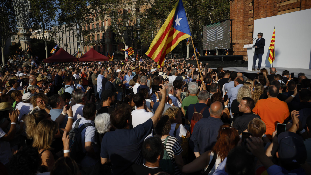 El expresidente catalán Carles Puigdemont interviene en el acto de bienvenida para el que miles de independentistas se congregan en el paseo Lluís Companys de Barcelona,