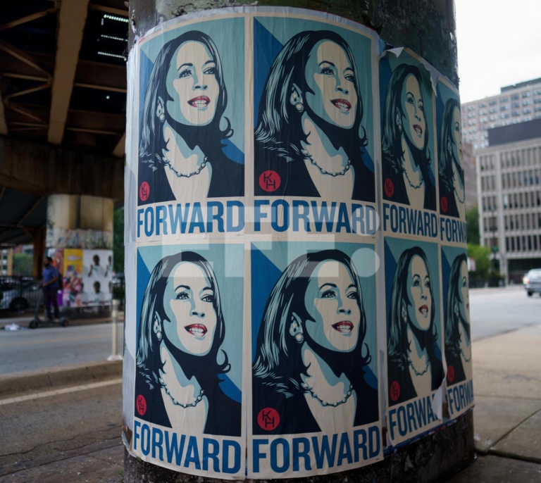 "Adelante", el cartel con el que Kamala Harris quiere revivir el espíritu de esperanza de Barack Obama