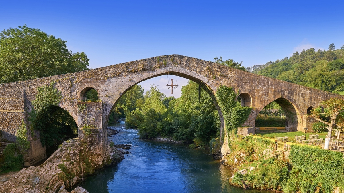 ¿'Magalufada' en Cangas de Onís? Indignación por los actos vandálicos contra su histórico puente medieval