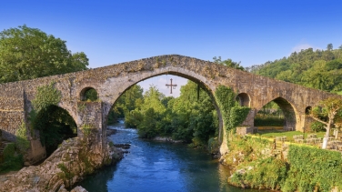 ¿'Magalufada' en Cangas de Onís? Indignación por los actos vandálicos contra su histórico puente medieval