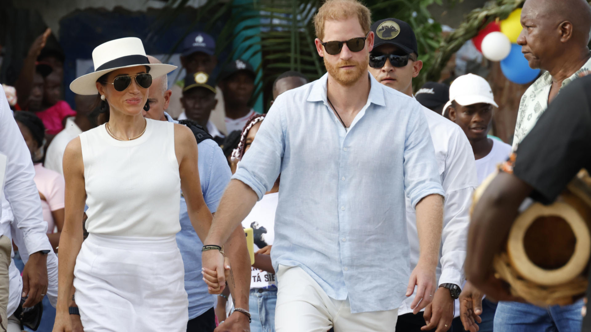 Los duques de Sussex Harry y Meghan recorren las calles de San Basilio de Palenque (Colombia).