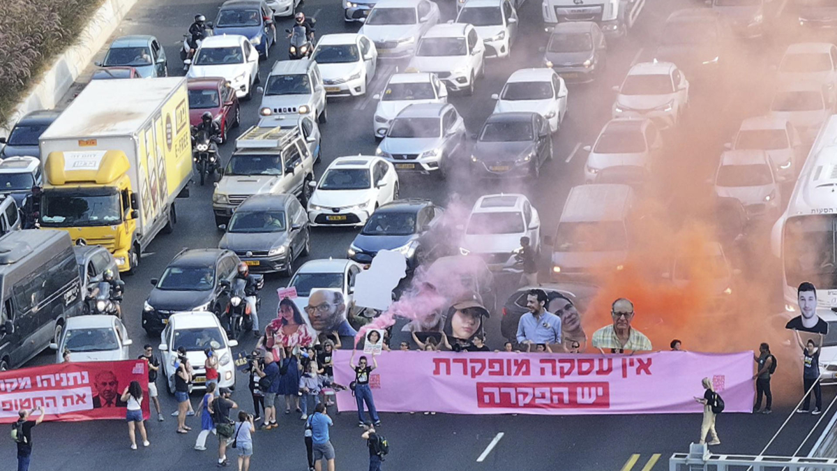 Crece la desesperación de las familias de los rehenes israelíes: cortan una autopista en Tel Aviv al grito de "Hay abandono"