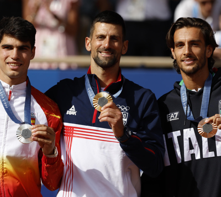 Alcaraz se tiene que conformar con la plata frente a un Djokovic histórico en París