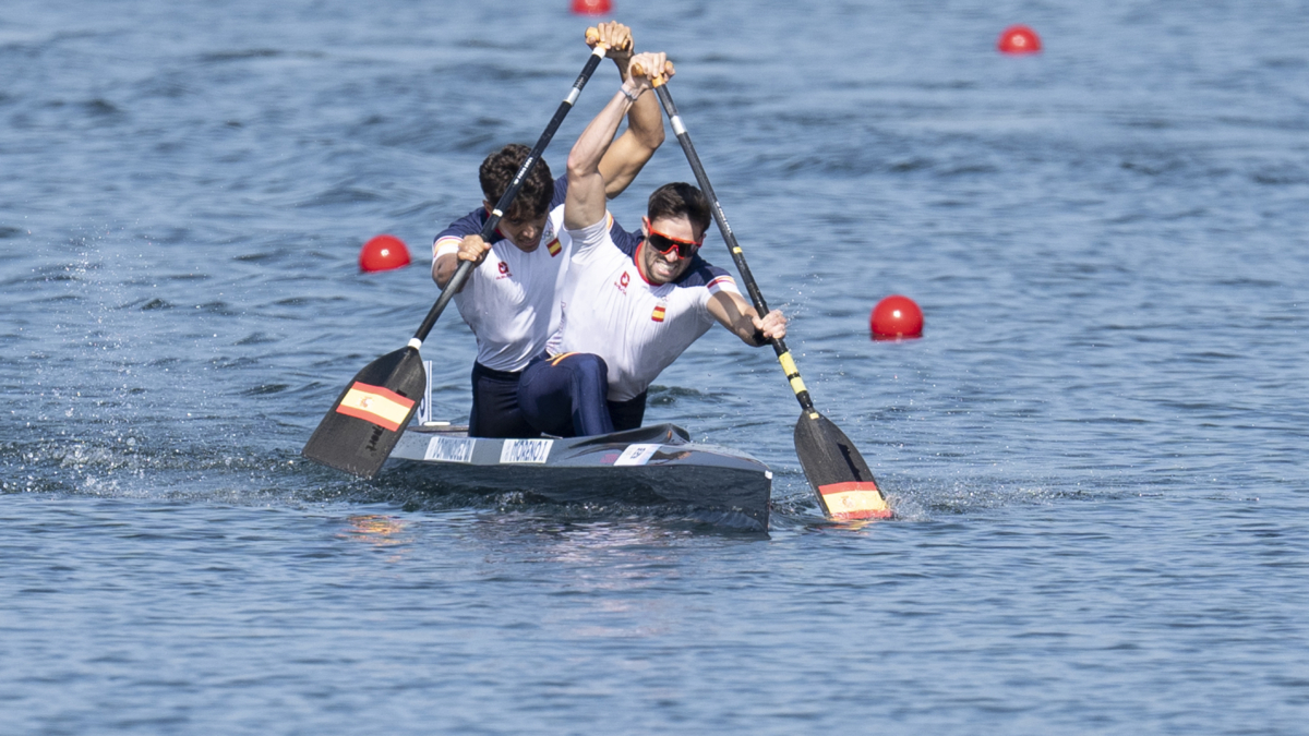 Los españoles Joan Antoni Moreno y Diego Domínguez compiten en la prueba de canoa sprint C2 masculino de 500m