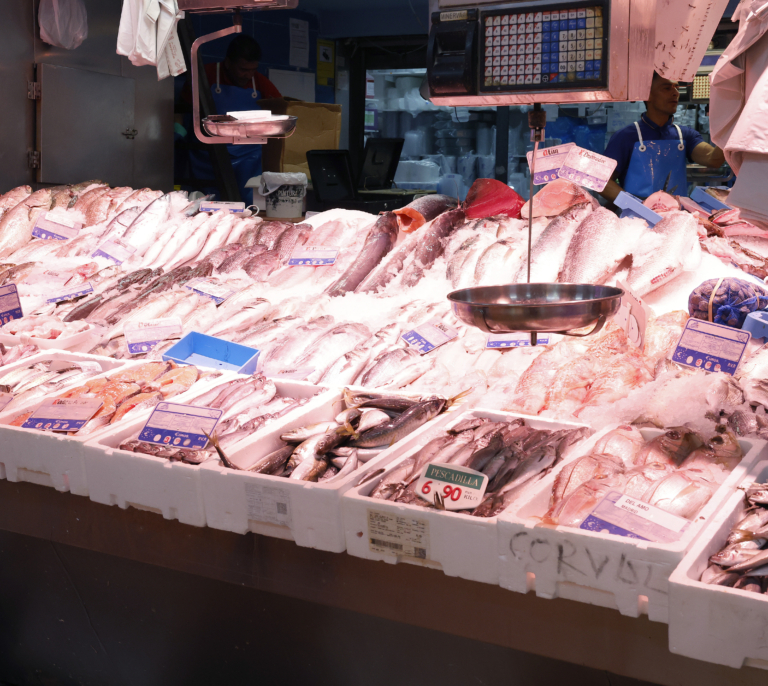 El consumo de pescado ahonda su caída mientras la carne remonta en plena moderación de los precios