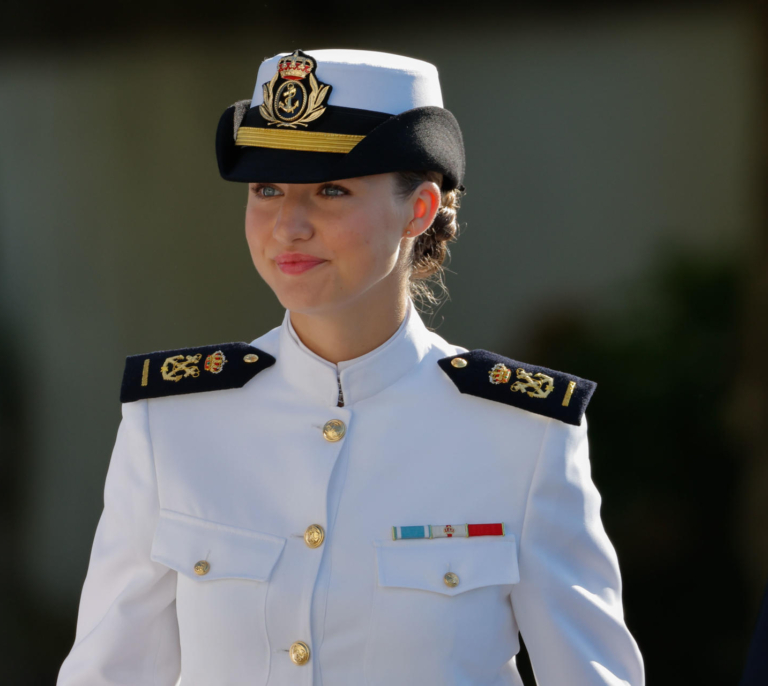 La princesa Leonor comienza en Marín con nuevo uniforme y sin la compañía de sus padres