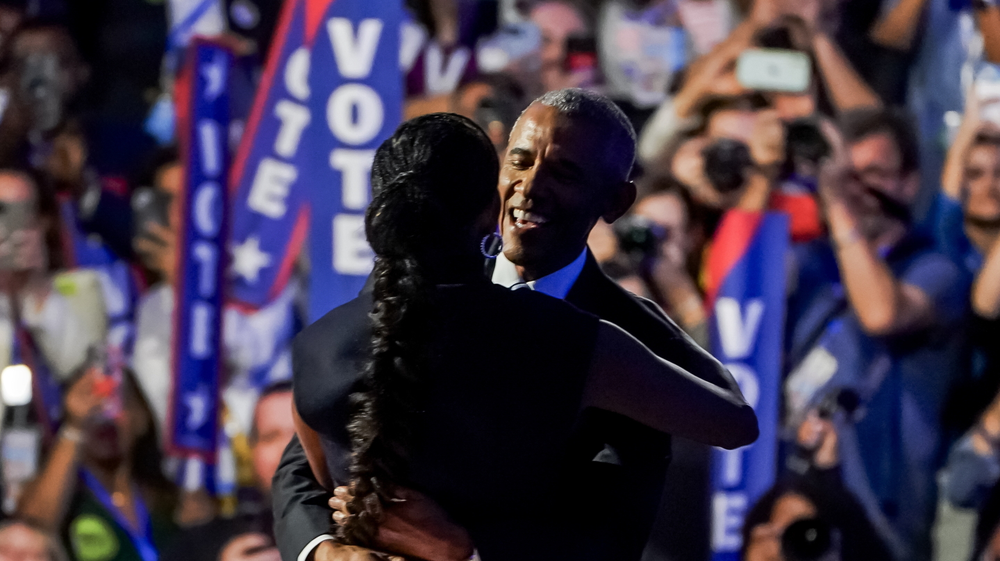 Barack Obama abraza a Michelle Obama en Chicago