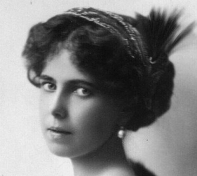 Rusa, británica y gaditana: la fascinante historia de 'Bee', la infanta Beatriz de Sajonia-Coburgo