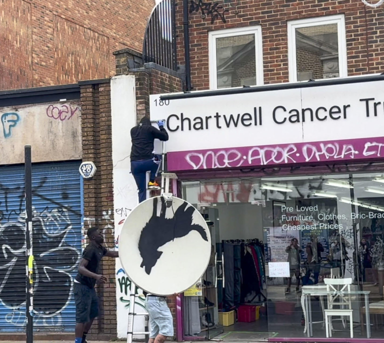 Roban una obra de Banksy horas después de aparecer