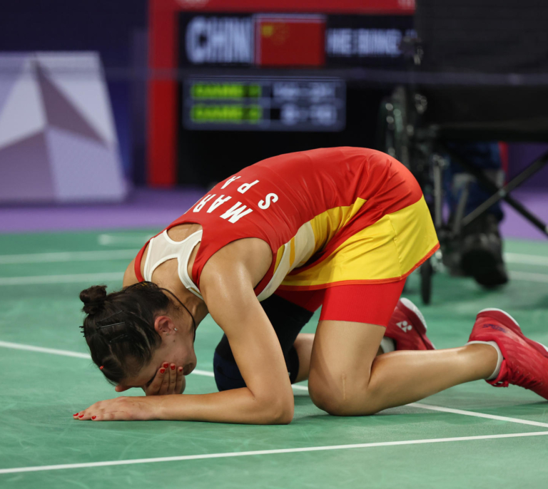 Carolina Marín se retira desconsolada por una lesión de rodilla cuando rozaba la medalla