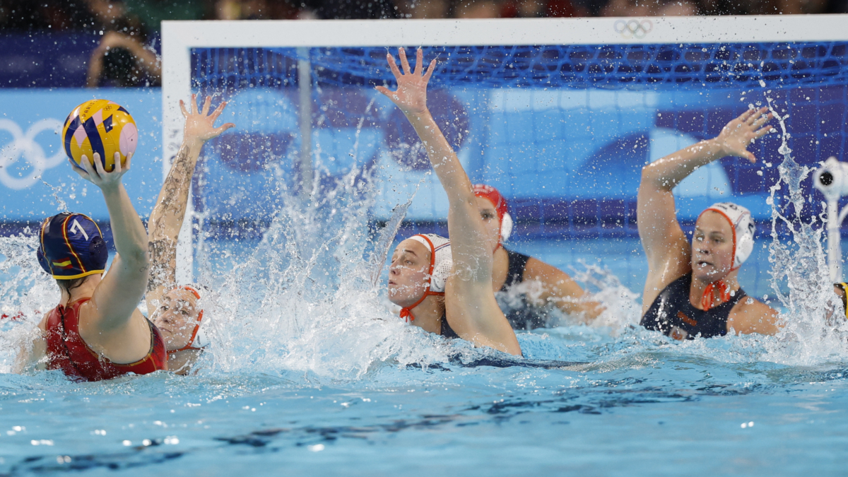 La waterpolista española Elena Ruiz (i) en acción ante la defensa de Países Bajos durante la semifinal femenina de los JJOO