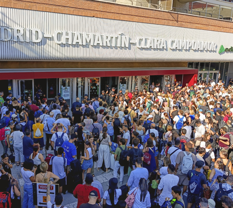 Nuevo caos en la estación de Chamartín por una incidencia en un tren a Levante
