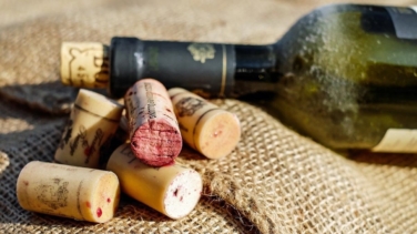 Cómo abrir una botella de vino sin sacacorchos