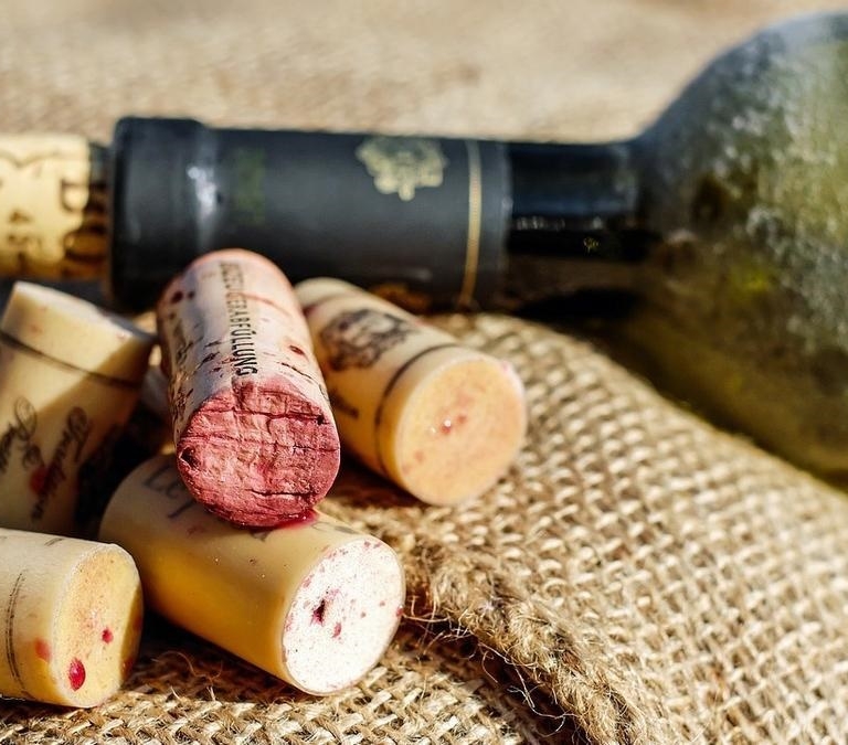 Cómo abrir una botella de vino sin sacacorchos