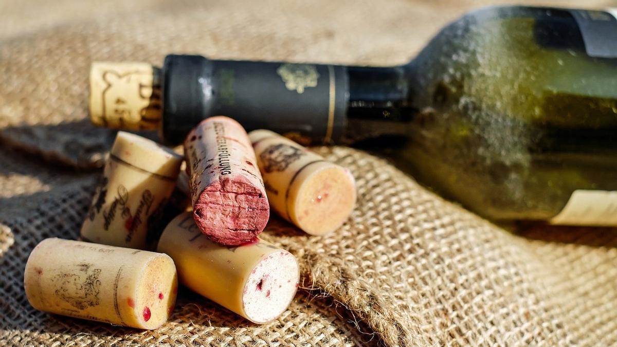 Siempre se pueden buscar alternativas para abrir una botella de vino en caso de emergencia /Pixabay