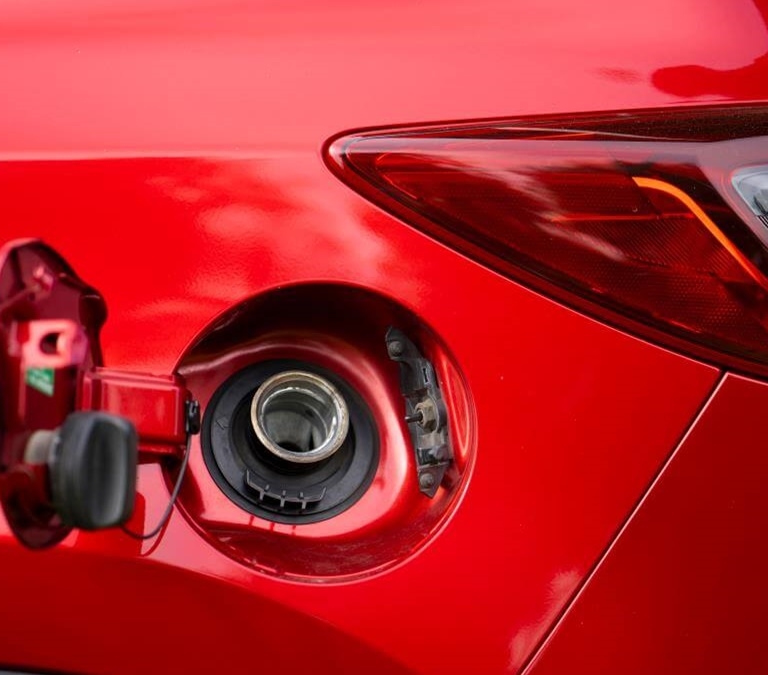 Cómo saber en qué lado está el depósito de gasolina sin salir del coche