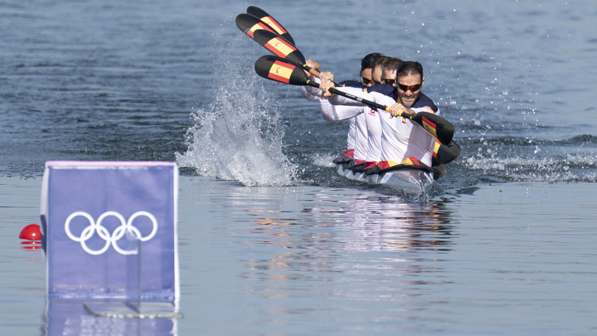 Los españoles Saúl Craviotto (delante), Carlos Arévalo, Marcus Cooper y Rodrigo Germade compiten en el K4 500 de piragüismo
