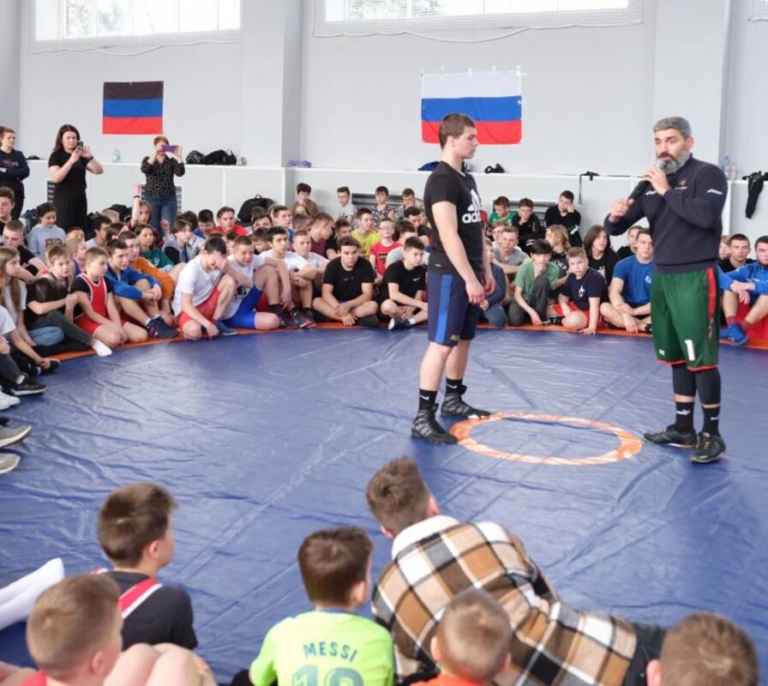 Manual de propaganda para niños ucranianos deportados a Rusia