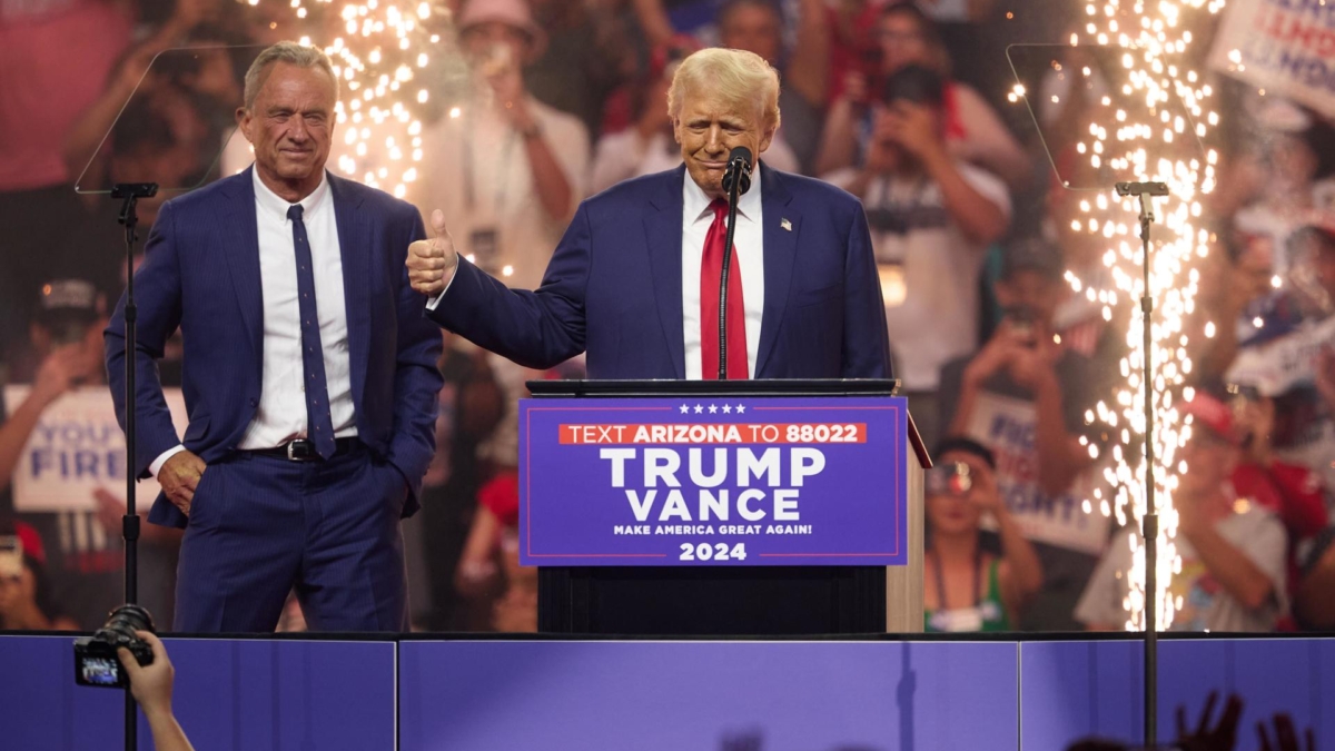El expresidente Donald Trump da un mitin junto con Robert F. Kennedy en Glendale, Arizona.