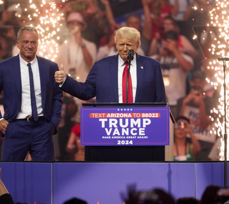 Trump vende por trozos el traje con el que venció a Biden en el debate presidencial