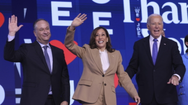 Lo que no sabes de Doug Emhoff, el consorte de Kamala Harris que aspira a ser 'primer caballero' de EEUU