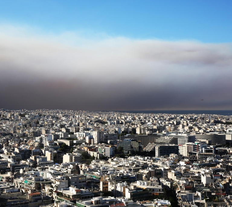 Un gran incendio a las puertas de Atenas obliga a evacuar a decenas de miles de personas