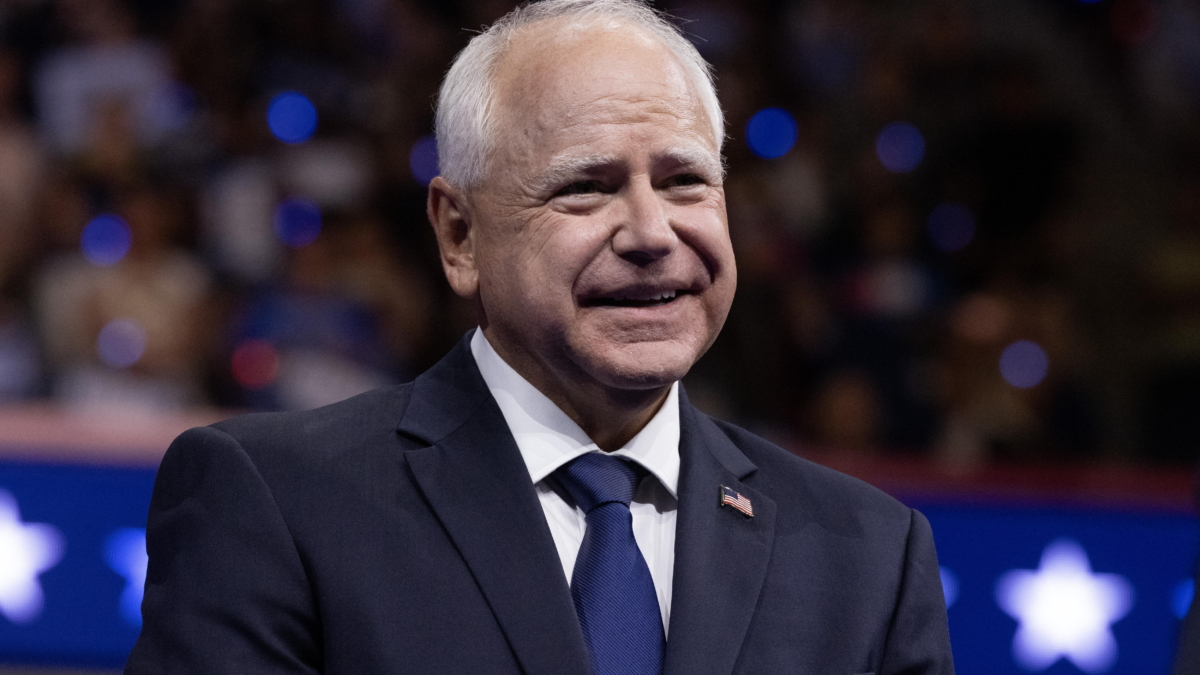 Tim Walz en el primer mitin como aspirante a la Vicepresidencia en Filadelfia