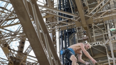 Un escalador provoca la evacuación de la Torre Eiffel a horas de la clausura de los Juegos