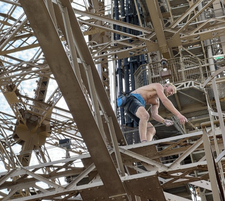 Un escalador provoca la evacuación de la Torre Eiffel a horas de la clausura de los Juegos