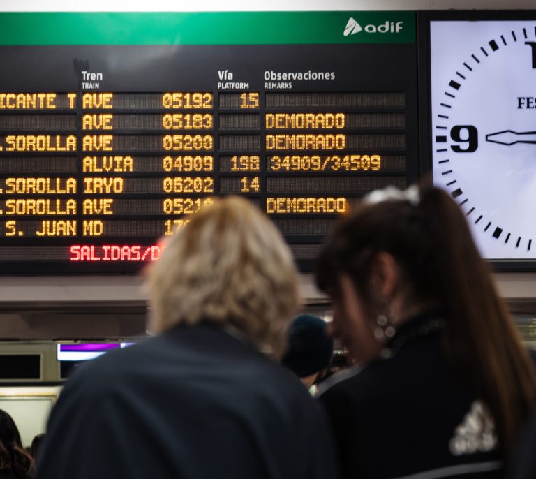 Renfe confía al empresario del 'caso Begoña Gómez' la mejora de la información en tiempo real sobre incidencias