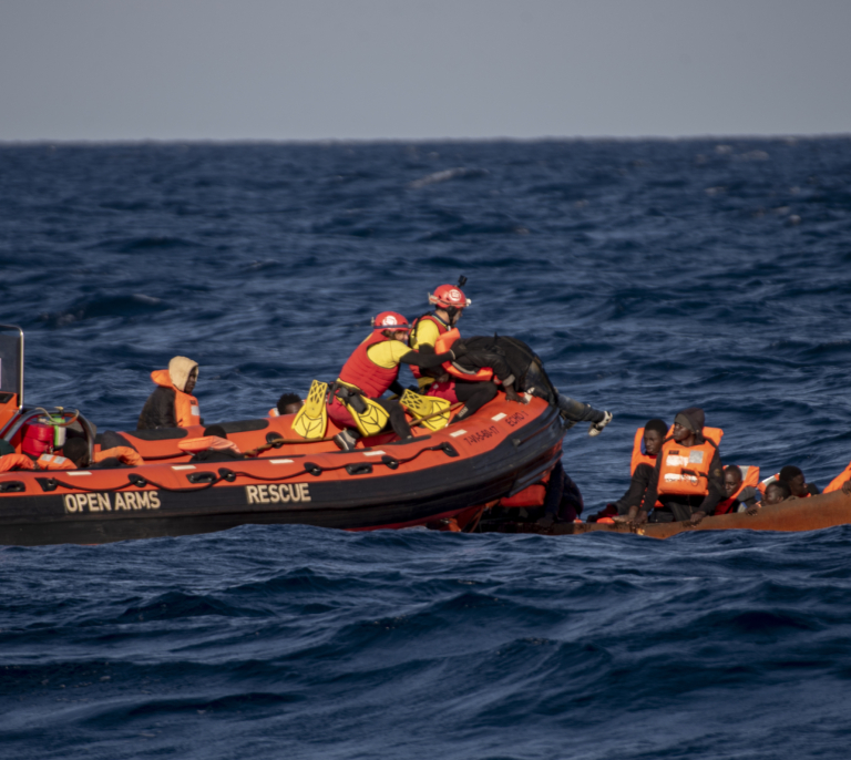 El jefe de la Armada a Vox: "No estamos para contener a los cayucos sino para ayudarles"