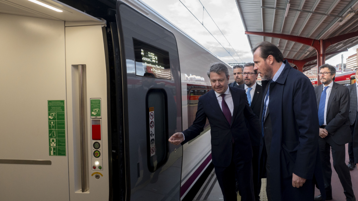 El ministro de Transportes y Movilidad Sostenible, Óscar Puente, sube a un tren de alta velocidad de la serie 106 de Renfe en la estación de Chamartín.