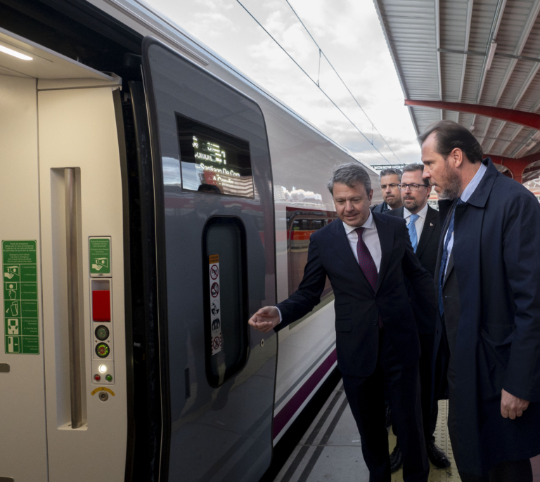 Puente reconoce que Renfe tiene un 20% de sus trenes parados por avería o mantenimiento