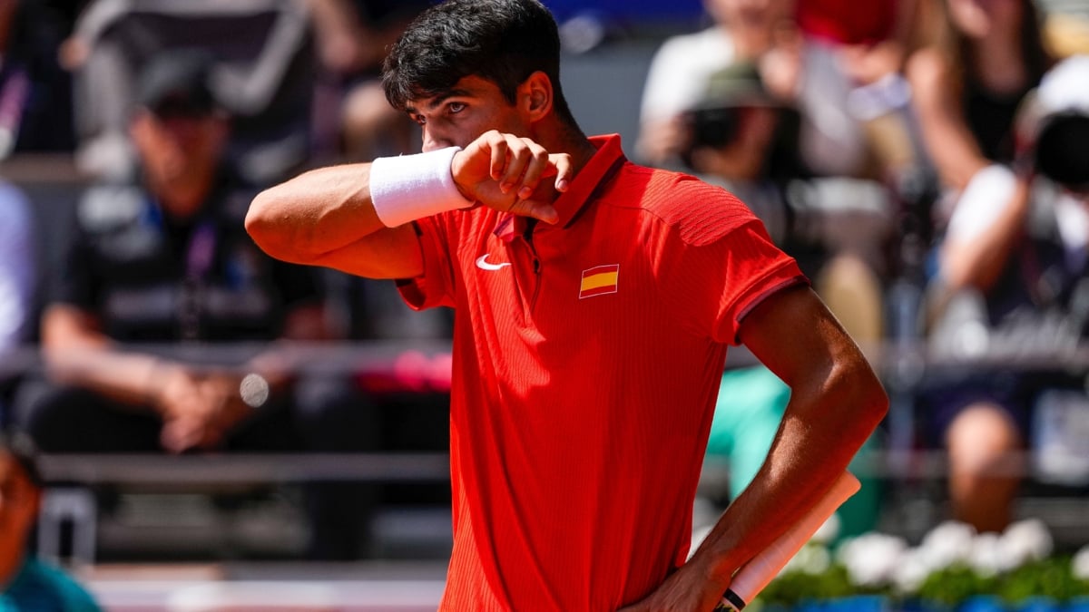 Carlos Alcaraz durante su enfrentamiento contra Novak Djokovic por la medalla de oro en tenis masculino individual, en los Juegos Olímpicos de París 2024.
