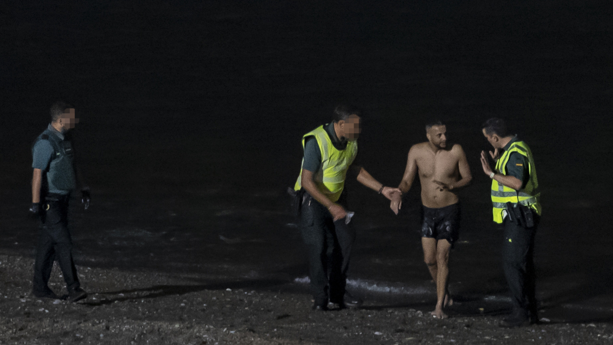 El SOS de Ceuta por las llegadas a nado desde Marruecos: "No podemos ser una cárcel de menores"