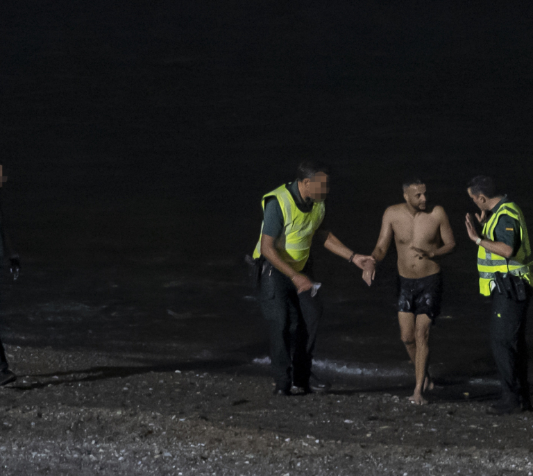 El SOS de Ceuta por las llegadas a nado desde Marruecos: "No podemos ser una cárcel de menores"