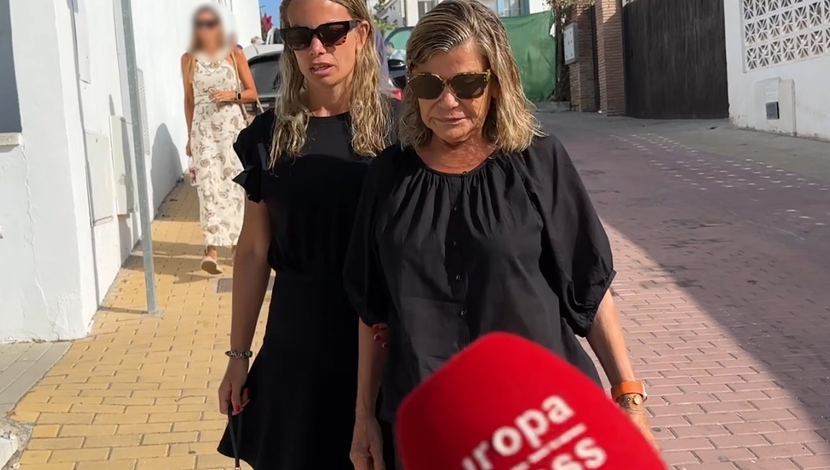 Cari Lapique y su hija Carla llegan al tanatorio tras la inesperada muerte de Carlos Goyanes.
